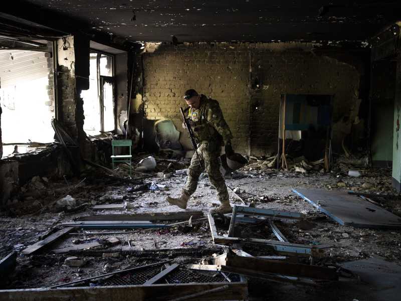 La guerra oggi: un soldato ucraino in una scuola distrutta dalle bombe russe vicino a Kharkiv (foto Bernat Armangue/Ap)&nbsp;<br />