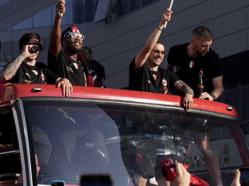 Lo striscione dei giocatori rossoneri sul pullman partito da Casa Milan direzione Duomo. Uno sfottò riferito all'Inter (ANSA/FOTOGRAMMA) <br />