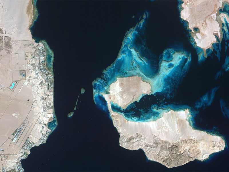Sharm El-Sheikh, in Egitto, e l'isola di Tiran nel Mar Rosso, viste dal satellite Hodoyoshi-1 (via Wikipedia) <br />