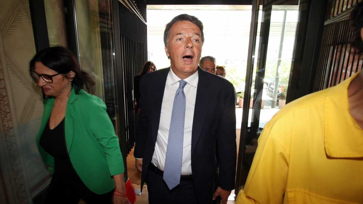 Immagine di Rapido passaggio di Renzi, frecciate a Calenda e Cottarelli e messaggi a Sala