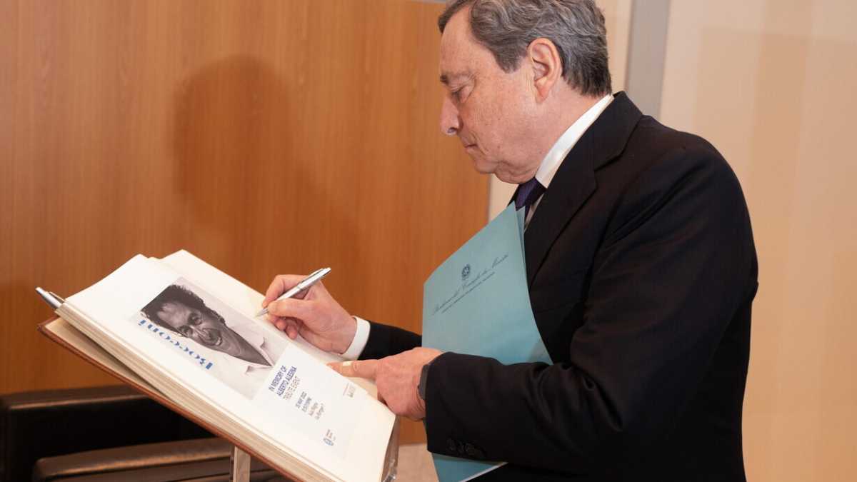 Immagine di Draghi a Milano fa un’ode alla credibilità. Giavazzi: “La concorrenza si fa”