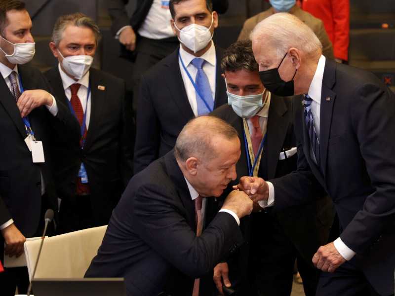  Erdogan bacia la mano di Biden al vertice Nato di Bruxelles dello scorso anno (foto LaPresse)
