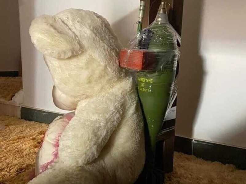  Un mortaio di fabbricazione serba nascosto dai mercenari russi dietro a un peluche in un'abitazione di Tripoli (foto Twitter)