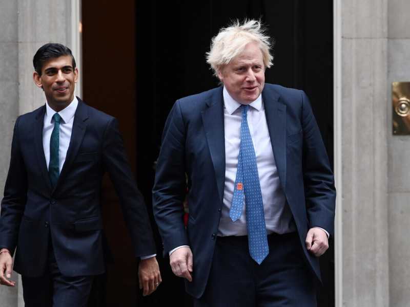 Il governo Johnson introduce una tassa sugli extraprofitti energetici