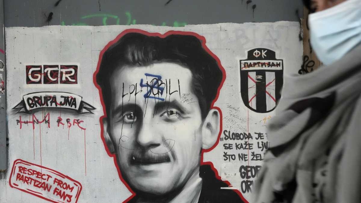 Immagine di Orwell e lo specchio riflesso degli utili idioti del putinismo