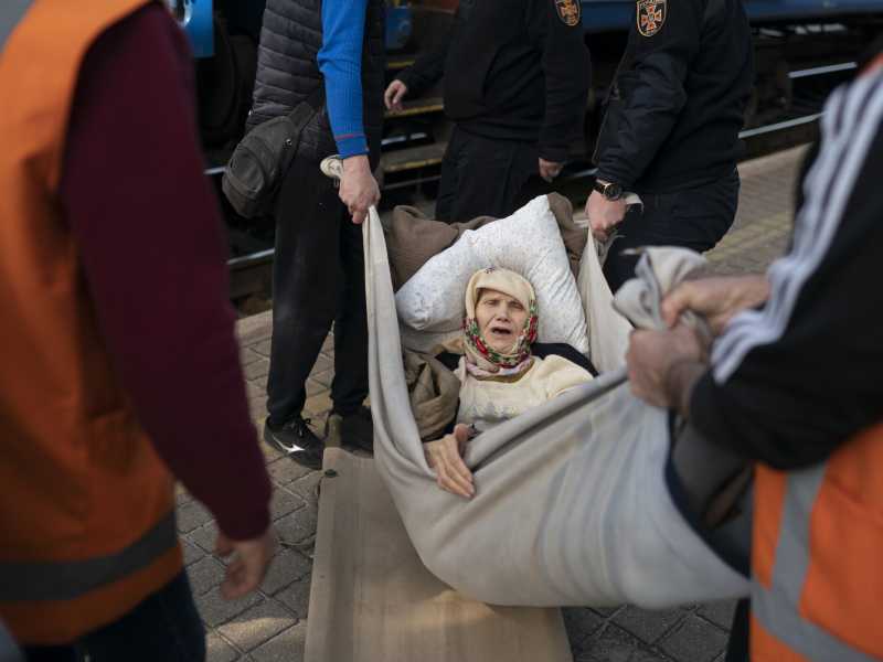 Klavidia, 91 anni, viene trasportata su una barella improvvisata per fuggire dai combattimenti a Severodonetsk (AP Photo/Leo Correa) <br />