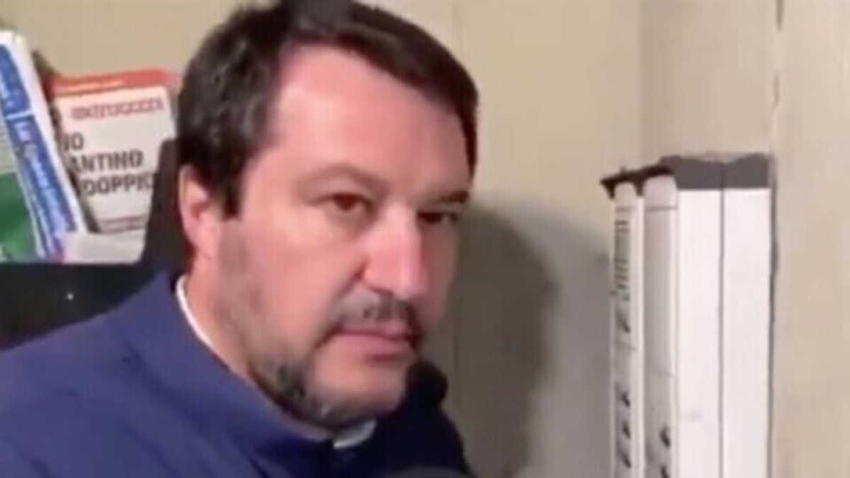 Immagine di “Scusi, lei spaccia?”, così Salvini con la sua citofonata complicò le indagini contro lo spaccio
