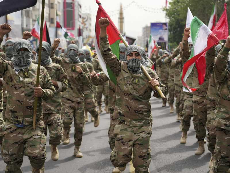 Uomini della brigata al Quds sfilano per le vie di Teheran (foto LaPresse)