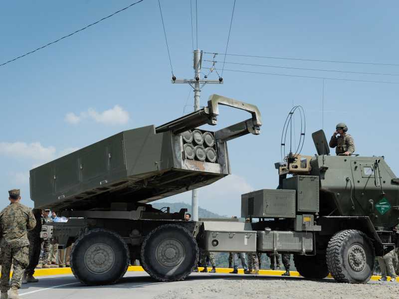 Un sistema missilistico di artiglieria ad alta mobilità (HIMARS) americano durante le esercitazioni nelle Filippine (Foto di Dondi Tawatao/Getty Images) <br />