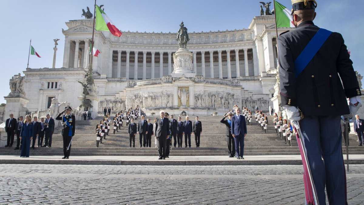 Immagine di Tanti auguri alla Repubblica italiana e alla Regina Elisabetta