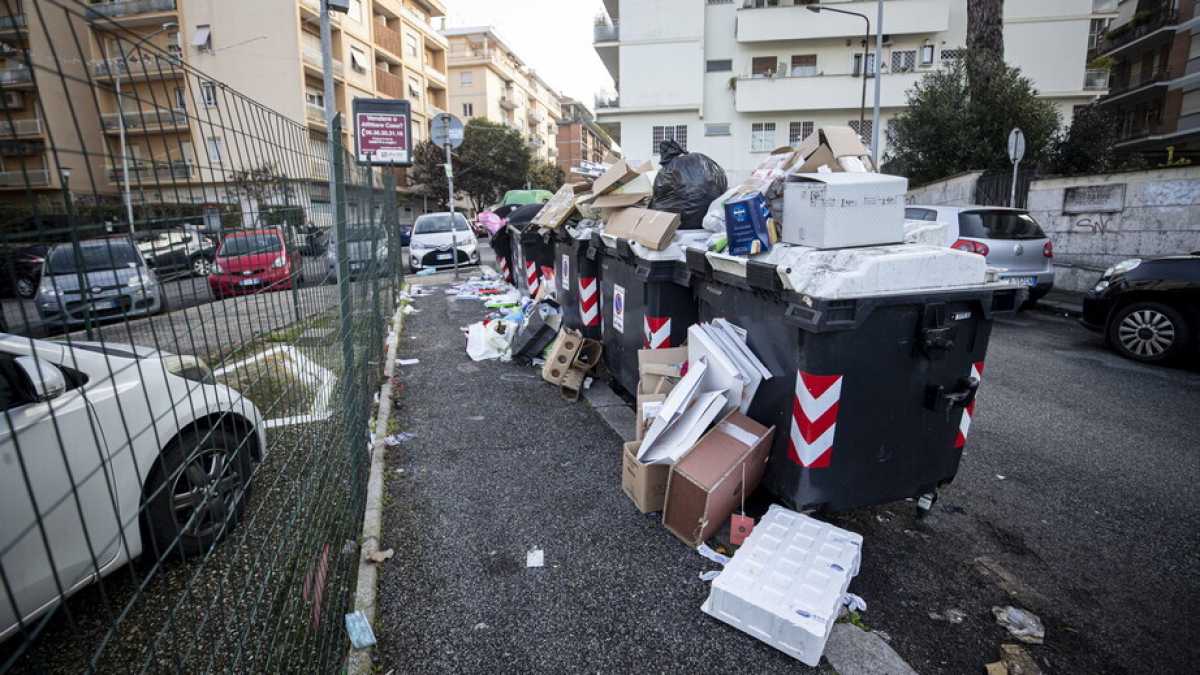 Immagine di I vip, la monnezza e i simboli della Roma che non vuole davvero risolvere i problemi