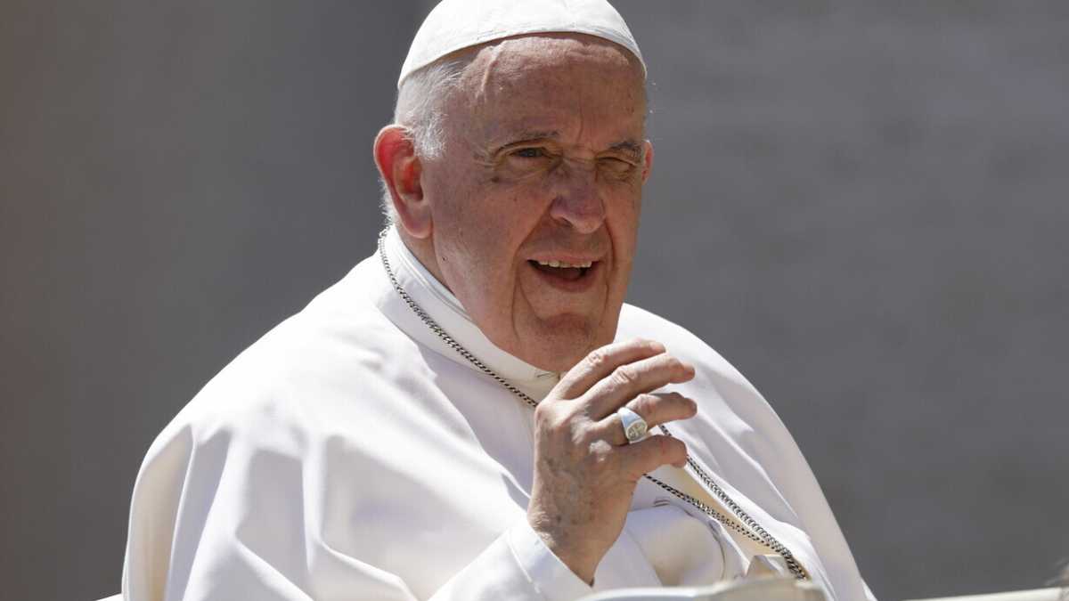 Immagine di Perché la porpora a Como e non a Milano? La spiegazione non c’è. Il Papa fa come vuole