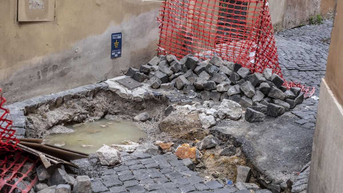 Immagine di Scavi continui e mancanza di controlli: ecco perché Roma è piena zeppa di buche