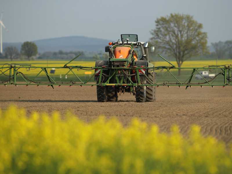 Un trattore spruzza pesticidi su un campo vicino a Loebau, Germania (Foto di Sean Gallup/Getty Images)&nbsp;<br />