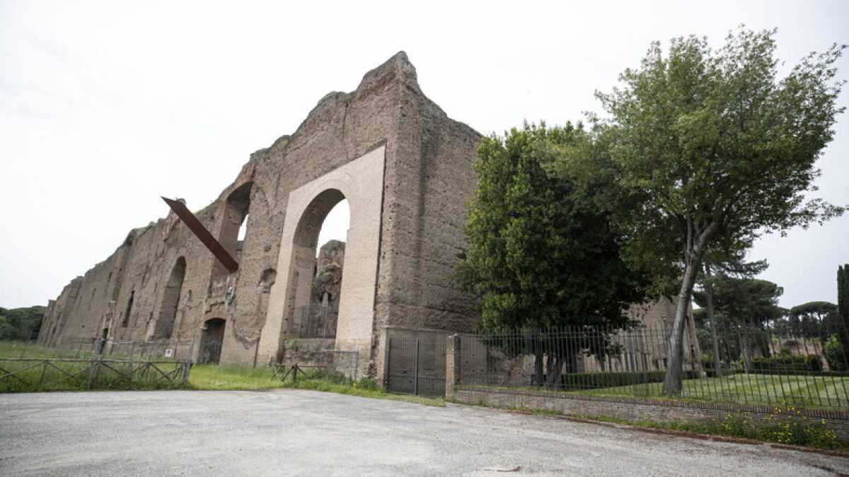 Immagine di Fuga dalla città. Alle Terme di Caracalla arrivano i dinosauri. Meglio fare un salto in Costa Smeralda
