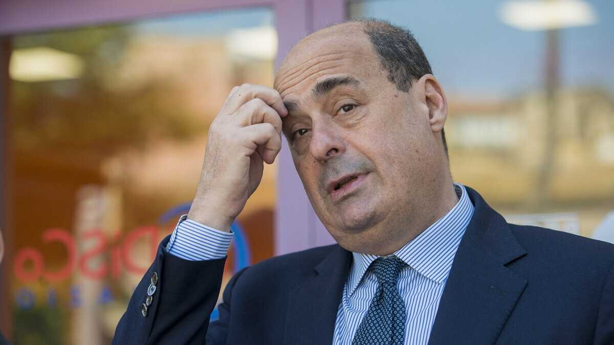 Immagine di Zingaretti in imbarazzo. Manca un anno alle elezioni, ma la sua successione è già un caso