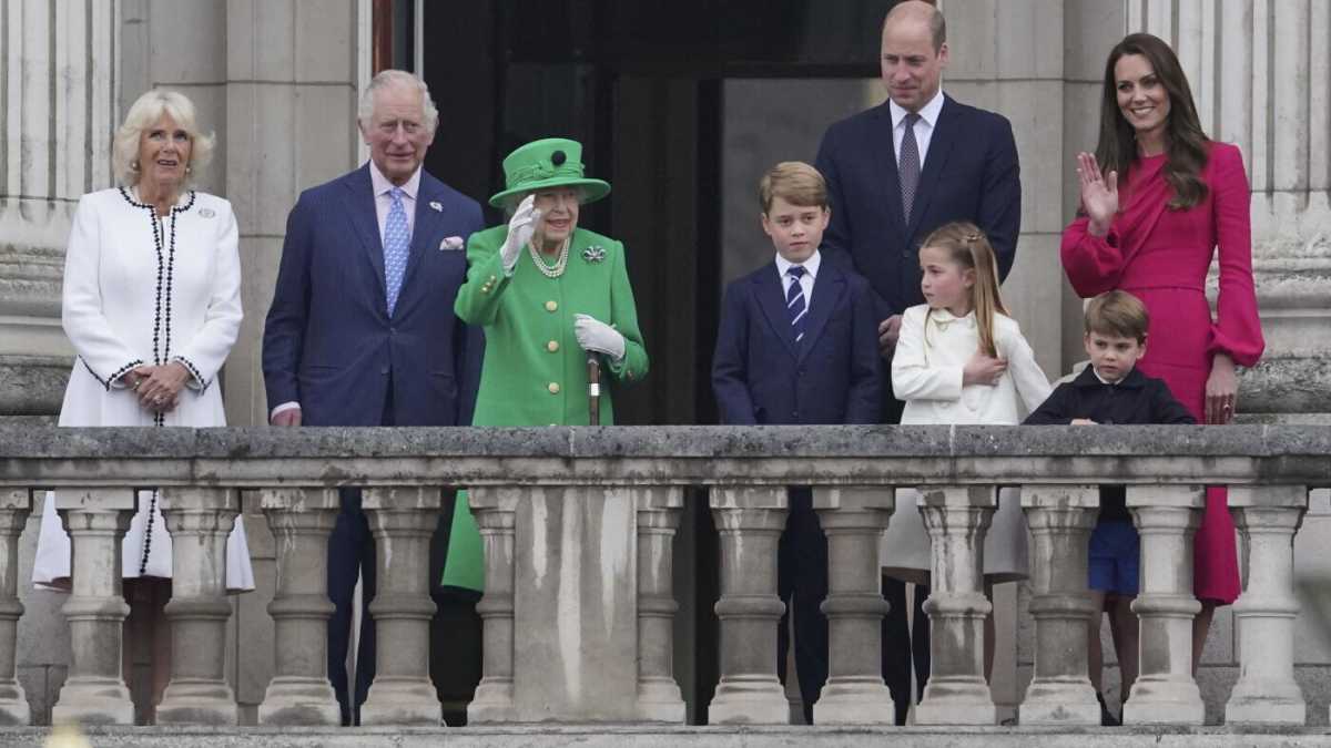 Immagine di Elisabetta festeggia il suo passato parlando del futuro, con Paddington e Louis