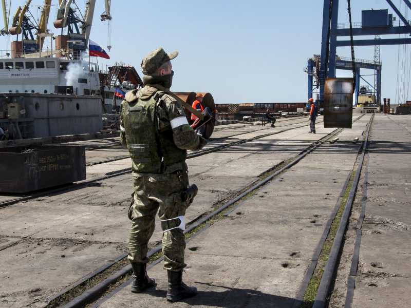 Un militare russo nel porto di Mariupol, in Ucraina (LaPresse)