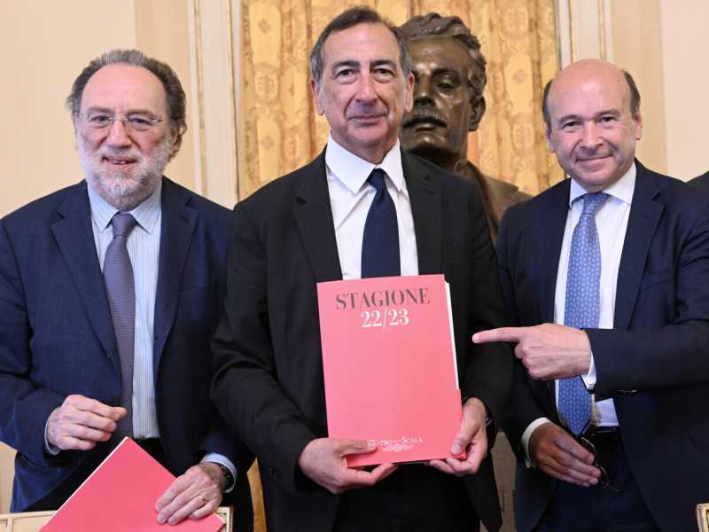 Il direttore musicale del teatro alla Scala, Riccardo Chailly, il sovrintendente Dominique Meyer, il sindaco Sala (ANSA/DANIEL DAL ZENNARO)<br />
