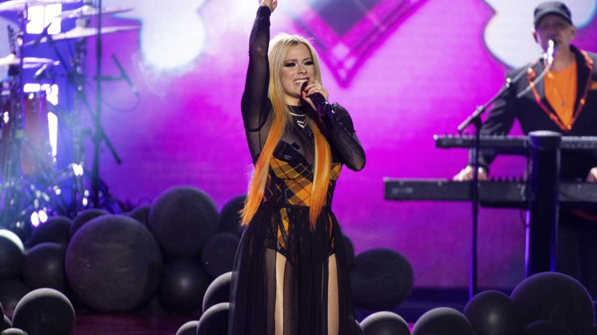 Immagine di Il ritorno di Avril Lavigne vent’anni dopo “Let go”, monumento pop-punk di una generazione