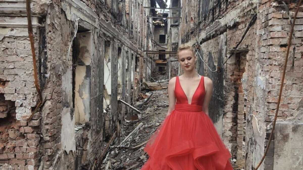Immagine di E’ finita la scuola in Ucraina e i ragazzi ballano vestiti da festa tra le macerie