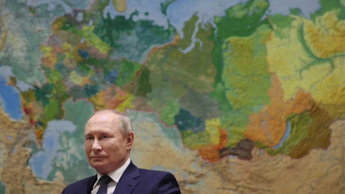 Immagine di Macron chiede di non umiliare Putin, che invece non si fa scrupoli a umiliare lui e tutto l’occidente