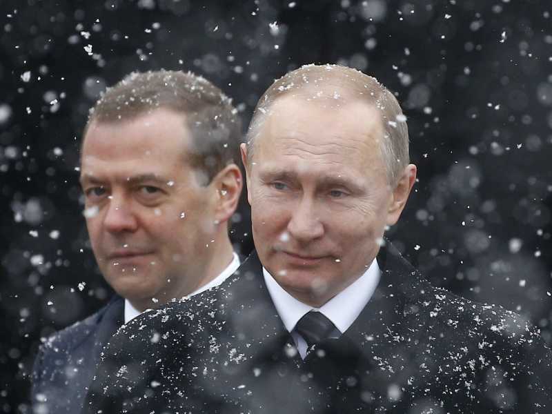 L'ex presidente russo Dmitri Medvedev (a sinistra) insieme all'alleato storico Vladimir Putin<br /><br />