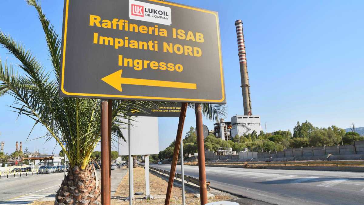 Immagine di Senza il petrolio russo la raffineria di Priolo va verso la chiusura. Serve un piano