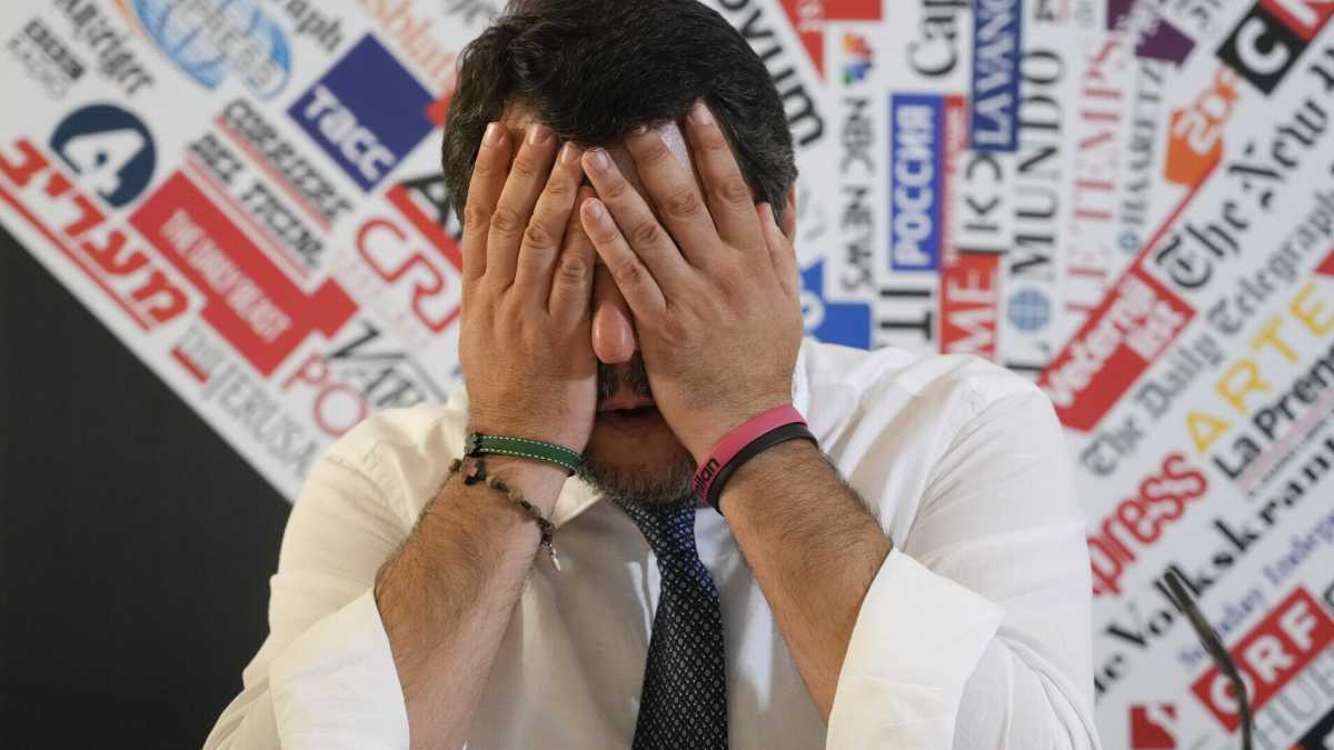 Immagine di Salvini nel pallone. Venerdì citava Medvedev su “pace” e “dialogo”. Ma quello aveva già minacciato l’Atomica