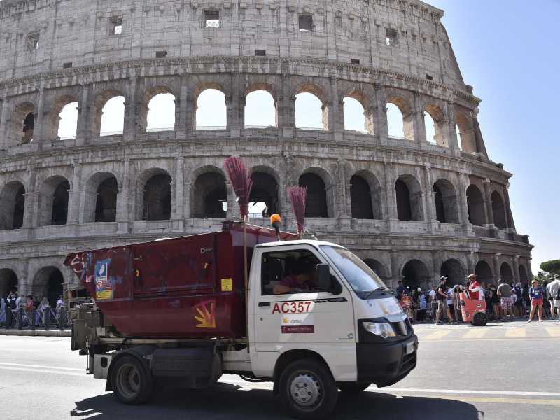 Ama assume nuovi dipendenti ma la monnezza rimane