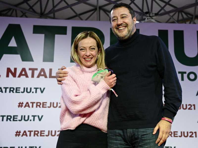 Salvini pensa a un nuovo Papeete: sì al proporzionale contro la "arrogante" Meloni