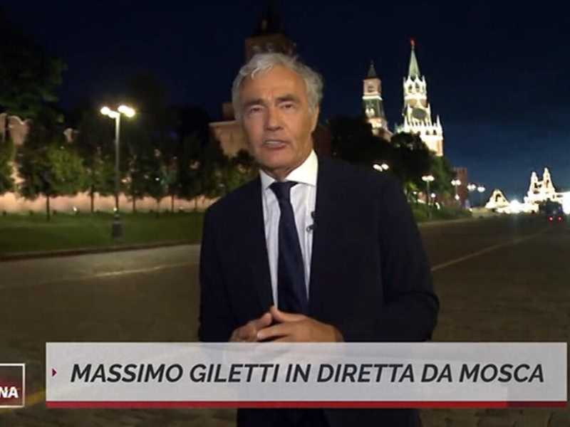 Massimo Giletti conduce "Non è l'Arena" da Mosca (Ansa) 