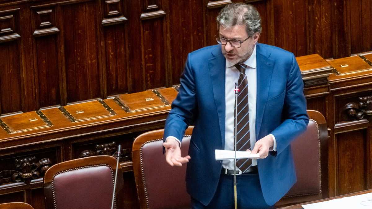 Immagine di La versione di Giorgetti: "Non esiste solo l'elettrico! Così si va verso l'eutanasia industriale"
