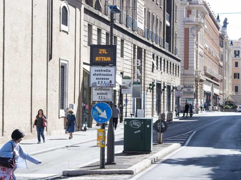 A cent'anni otterrò, forse, il permesso per entrare nella Ztl (dove abito)