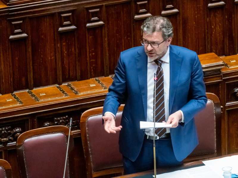 La versione di Giorgetti: "Non esiste solo l'elettrico! Così si va verso l'eutanasia industriale"