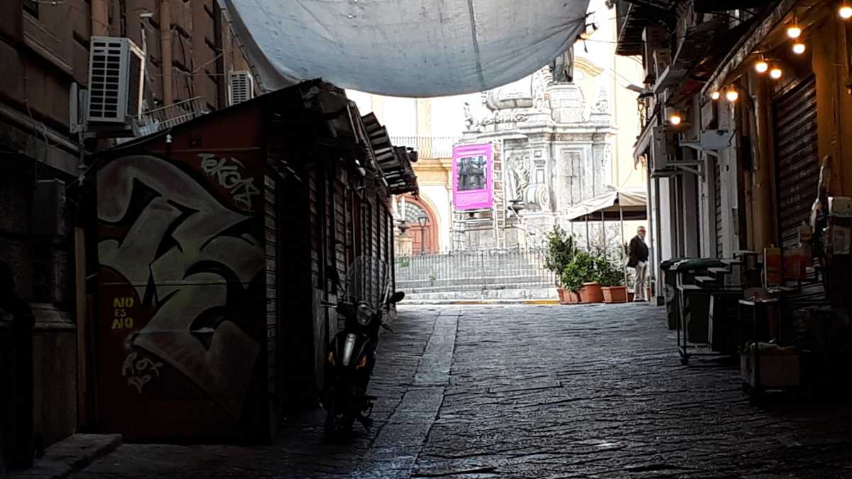 Immagine di Un pensiero fisso: la fuga. La notte e le sigaraie che ridono, amiche e alleate
