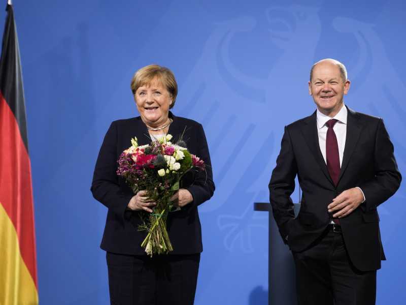 Settembre. Finisce l'èra Merkel in Germania: le elezioni federali sanciscono la vittoria dell'Spd e dopo i colloqui di coalizione Olaf Scholz è nominato cancelliere