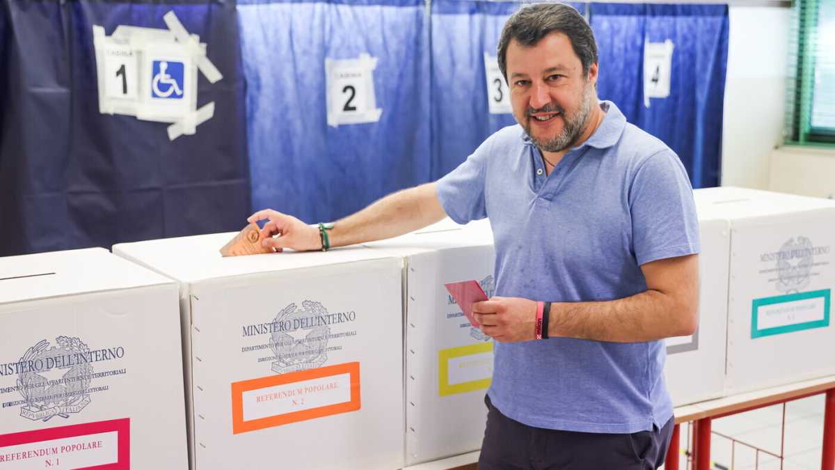 Immagine di La giornata di Salvini scrutatore. Paladino dei palermitani che preferiscono il pallone alle urne