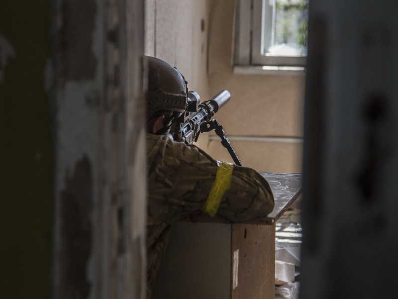 Un soldato ucraino in prima linea a Severodonetsk (AP Photo/Oleksandr Ratushniak) <br />