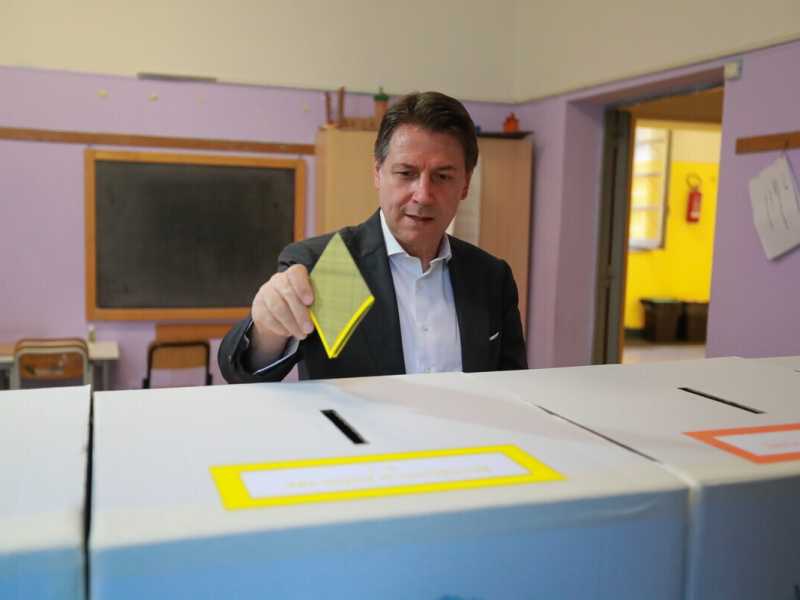 I referendum agitano i grillini. Battelli contro il vice di Conte: “Non ritirare le schede non è da M5s”