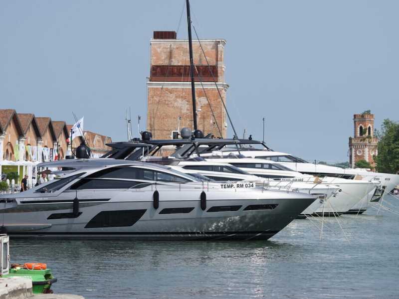 Imbarcazioni ormeggiate nella Darsena Grande dell'Arsenale per l'edizione 2022 del Salone Nautico di Venezia (ANSA/ANDREA MEROLA)&nbsp;<br />