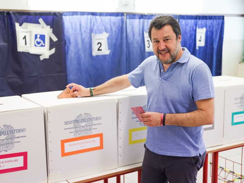 La giornata di Salvini scrutatore. Paladino dei palermitani che preferiscono il pallone alle urne