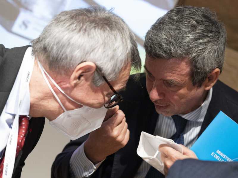 Il segretario generale della Cgil Maurizio Landini e il ministro del Lavoro Andrea Orlando, sostenitori del salario minimo per legge (foto Ansa) <br />