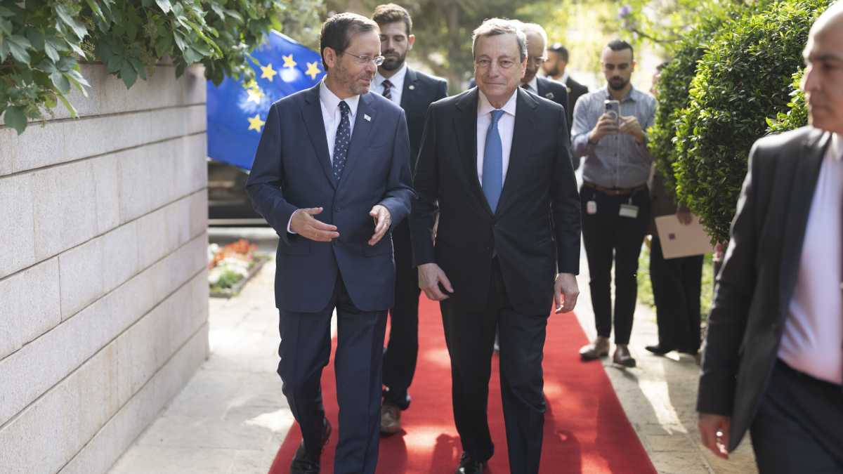 Immagine di Draghi e l'anatroccolo Salvini. Il premier non sopporta la retorica anti Bce