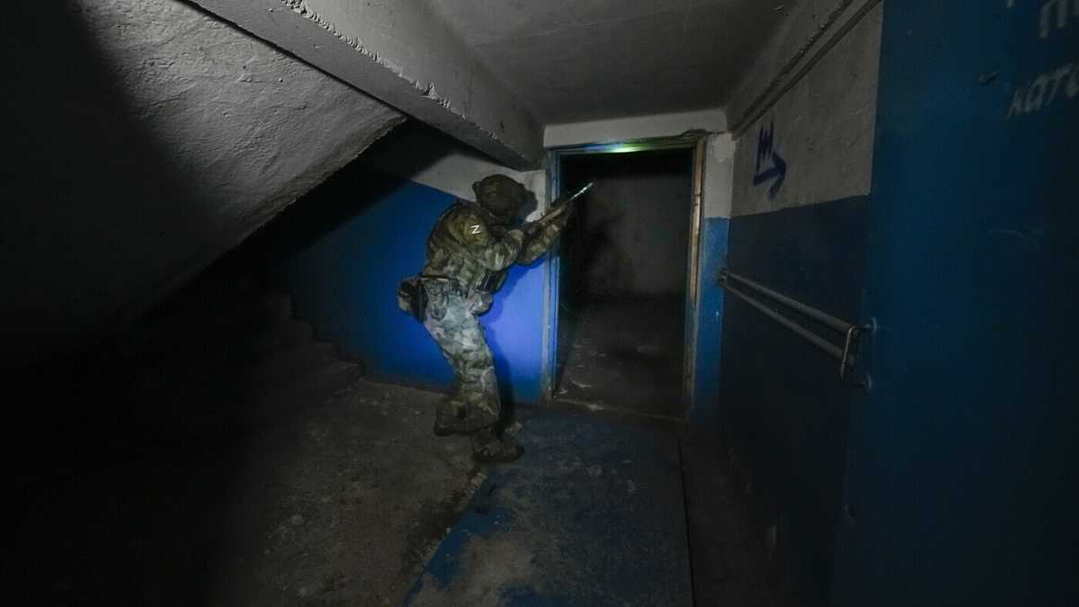 Immagine di I russi organizzano tour ad Azovstal per dire: qui c’erano nazisti che meritano di morire