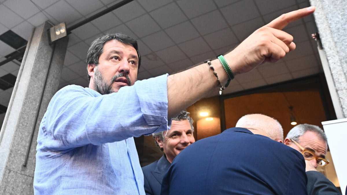 Immagine di Salvini: "Fino a settembre rimango nel governo". Lo strappo a Pontida?