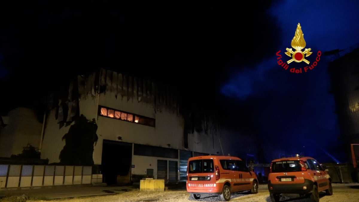 Immagine di Incendio a Malagrotta: una parte di Roma diventa zona rossa. Ecco l'ordinanza del sindaco