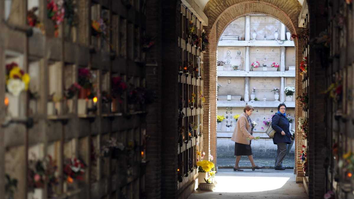 Immagine di Nei cimiteri è ancora emergenza. Ama annuncia: "Entro il 2023 i nuovi forni crematori"