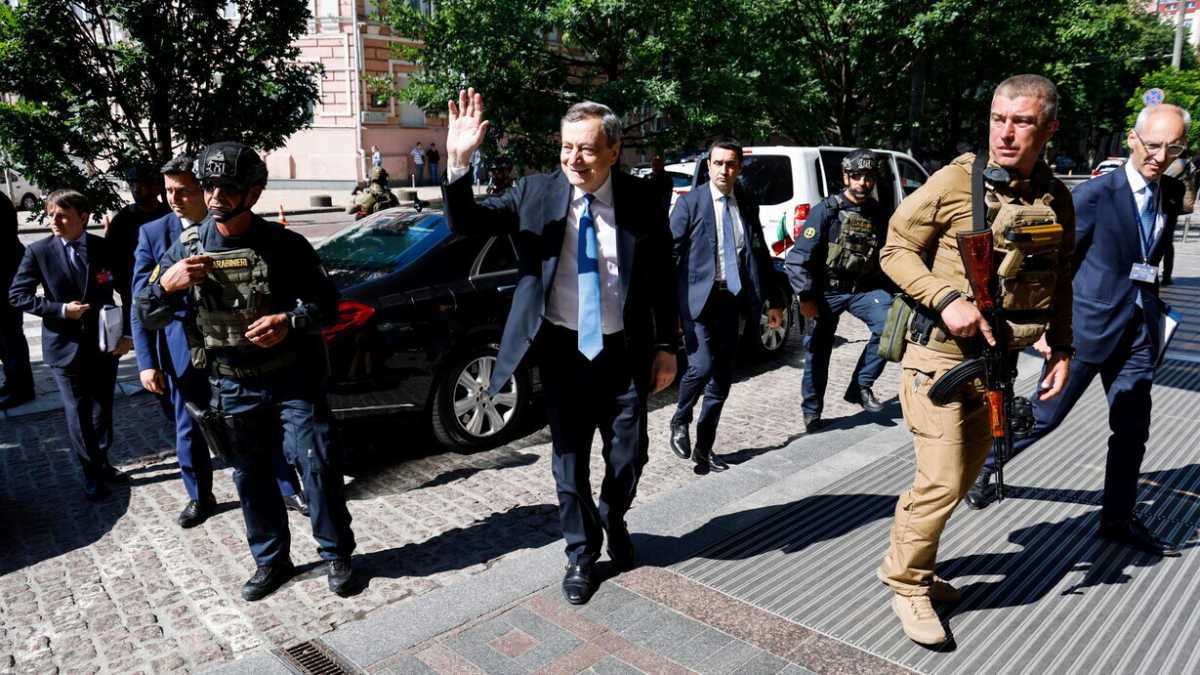 Immagine di Draghi, Macron e Scholz incontrano Zelensky: "Vogliamo l'Ucraina nell'Ue"