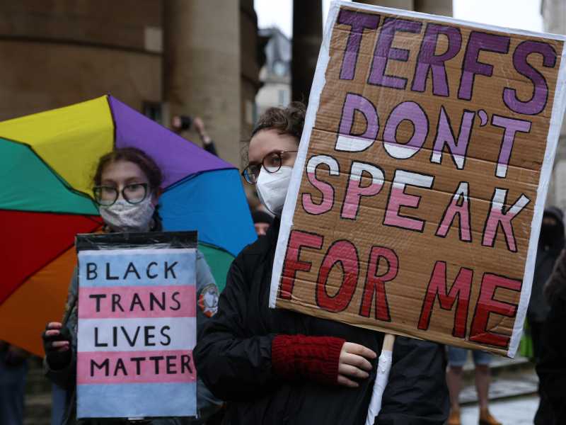 Protesta a Londra contro la presunta agenda anti-trans della BBC (Foto di Hollie Adams/Getty Images) <br />